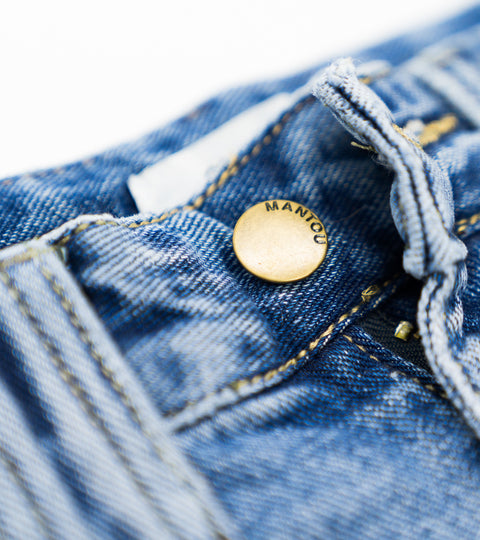 How to wear a Distressed Straight Leg Jeans according to a Fashion Model
